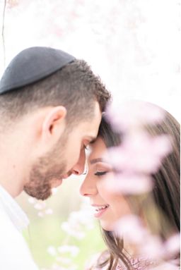 זוג מצח אל מצח בין פרחים