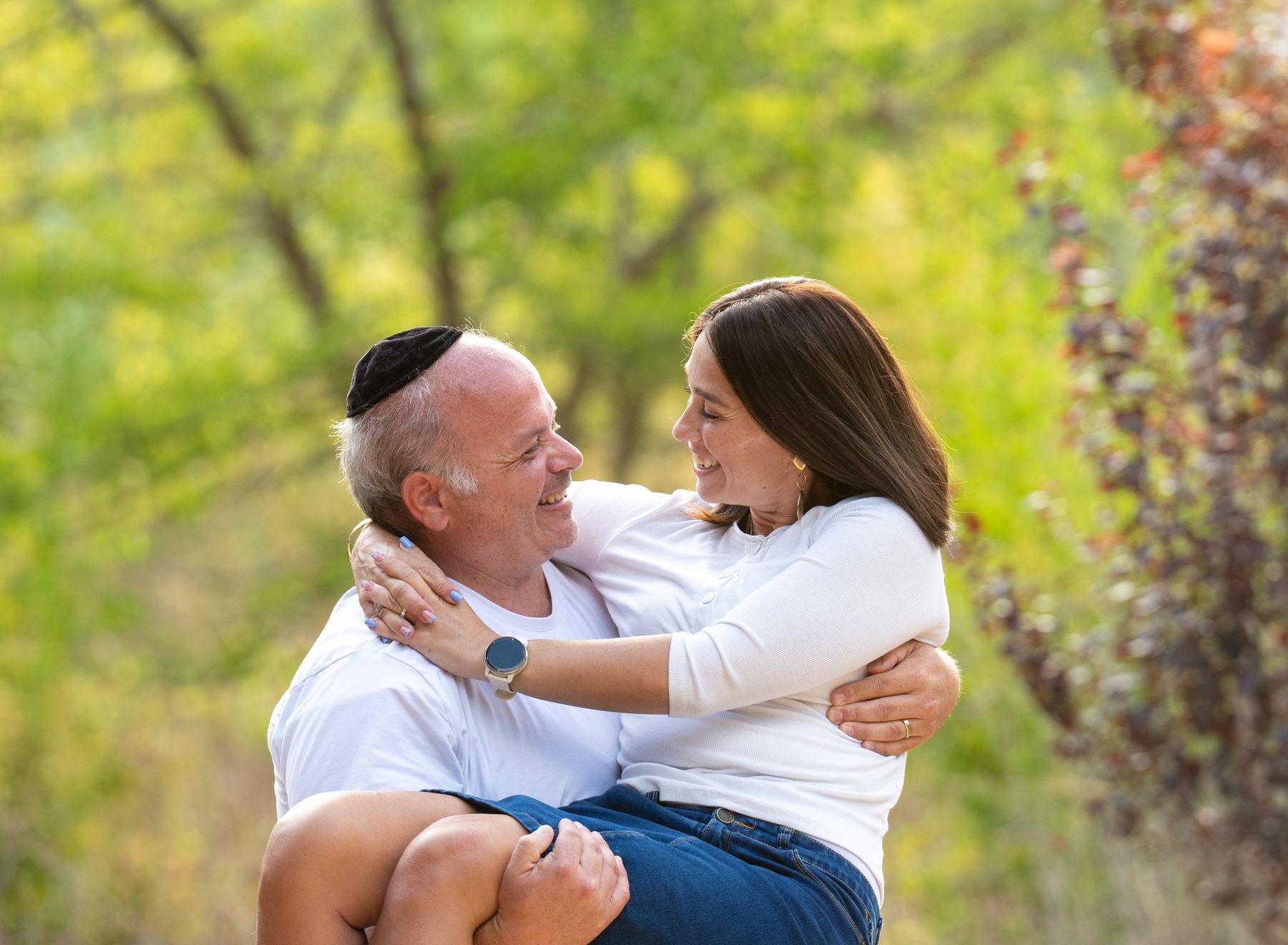 בעל מרים את אשתו וצוחקים