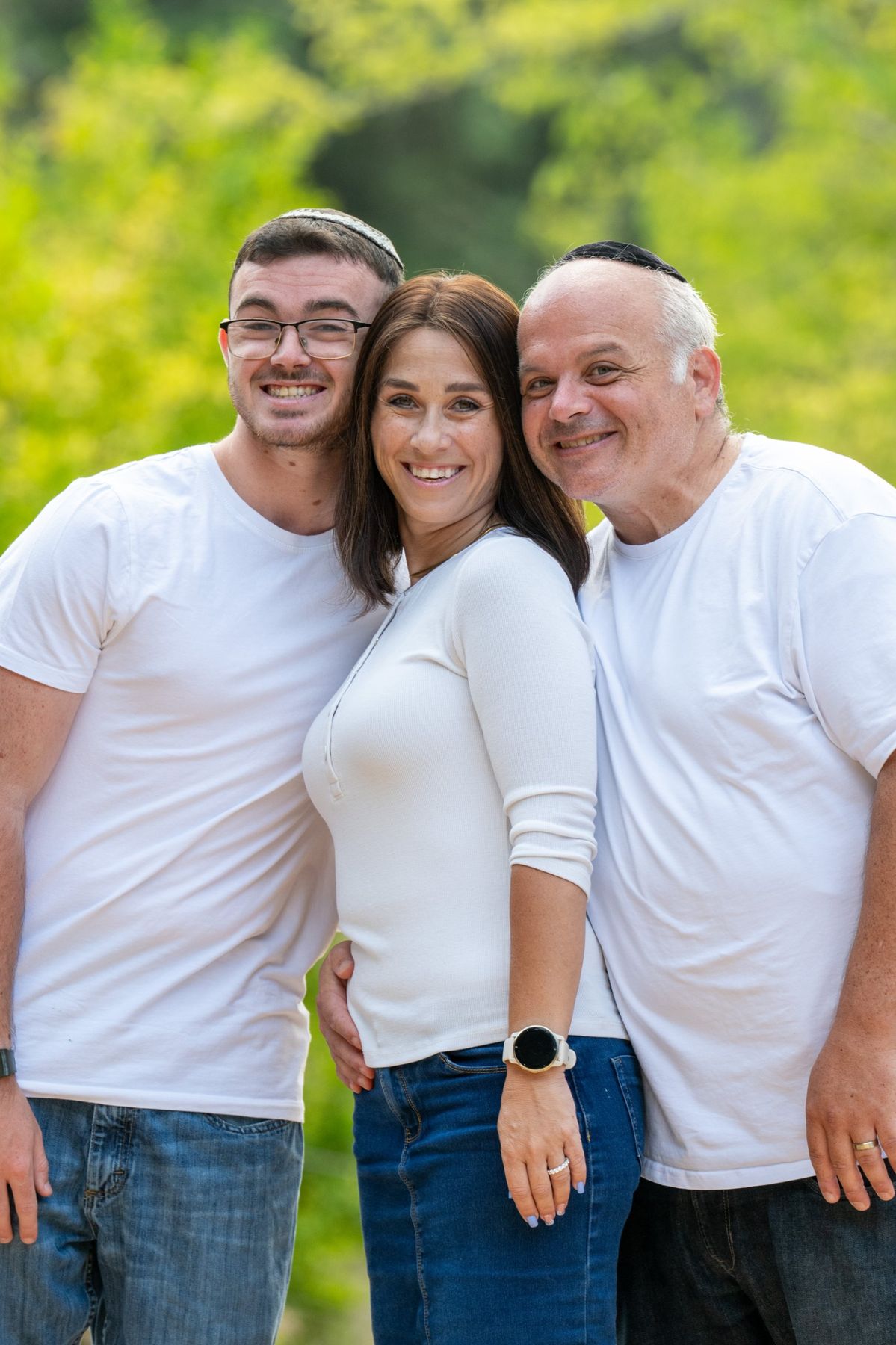 הורים ובן בצילומי משפחה בחוץ