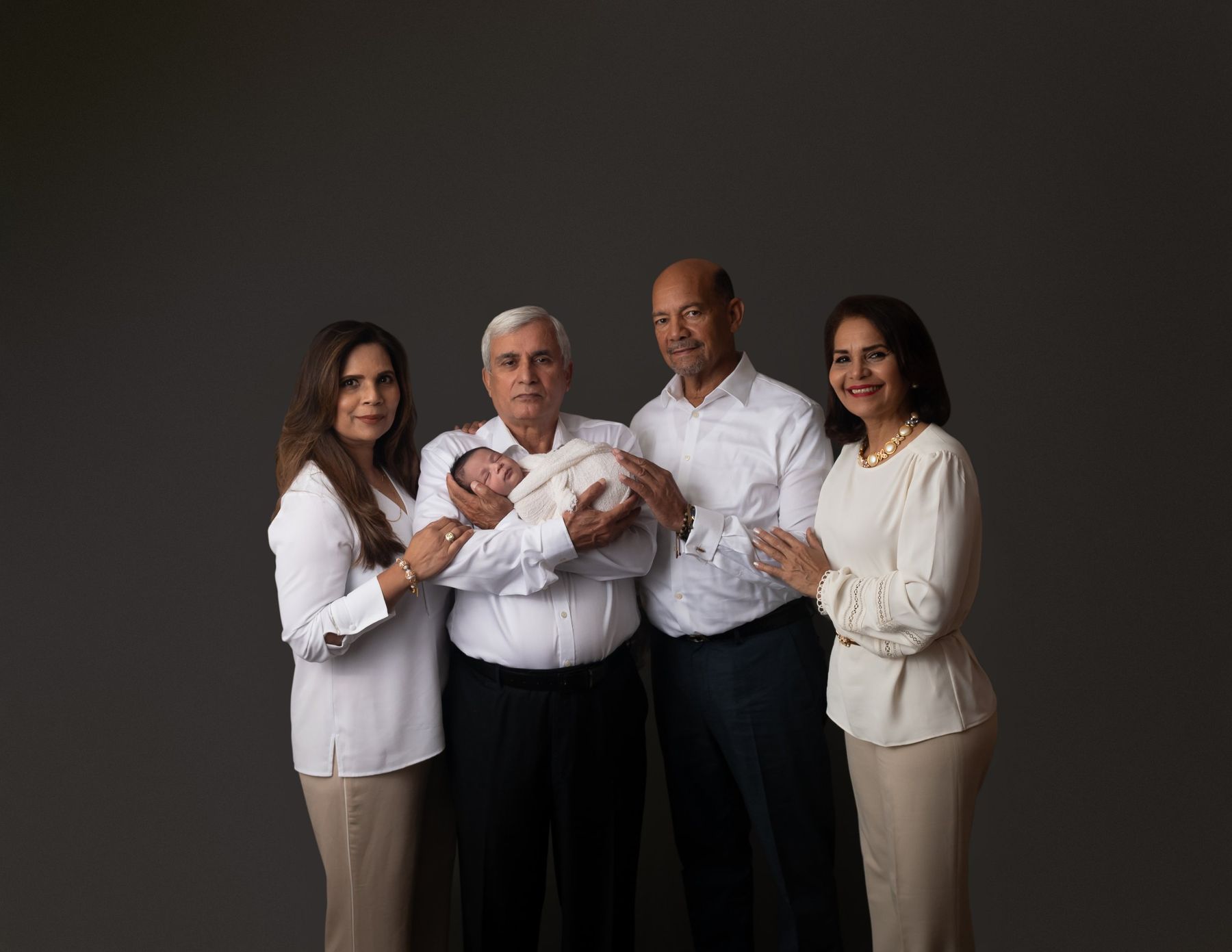 ארבעה סבים וסבתות עם התינוק